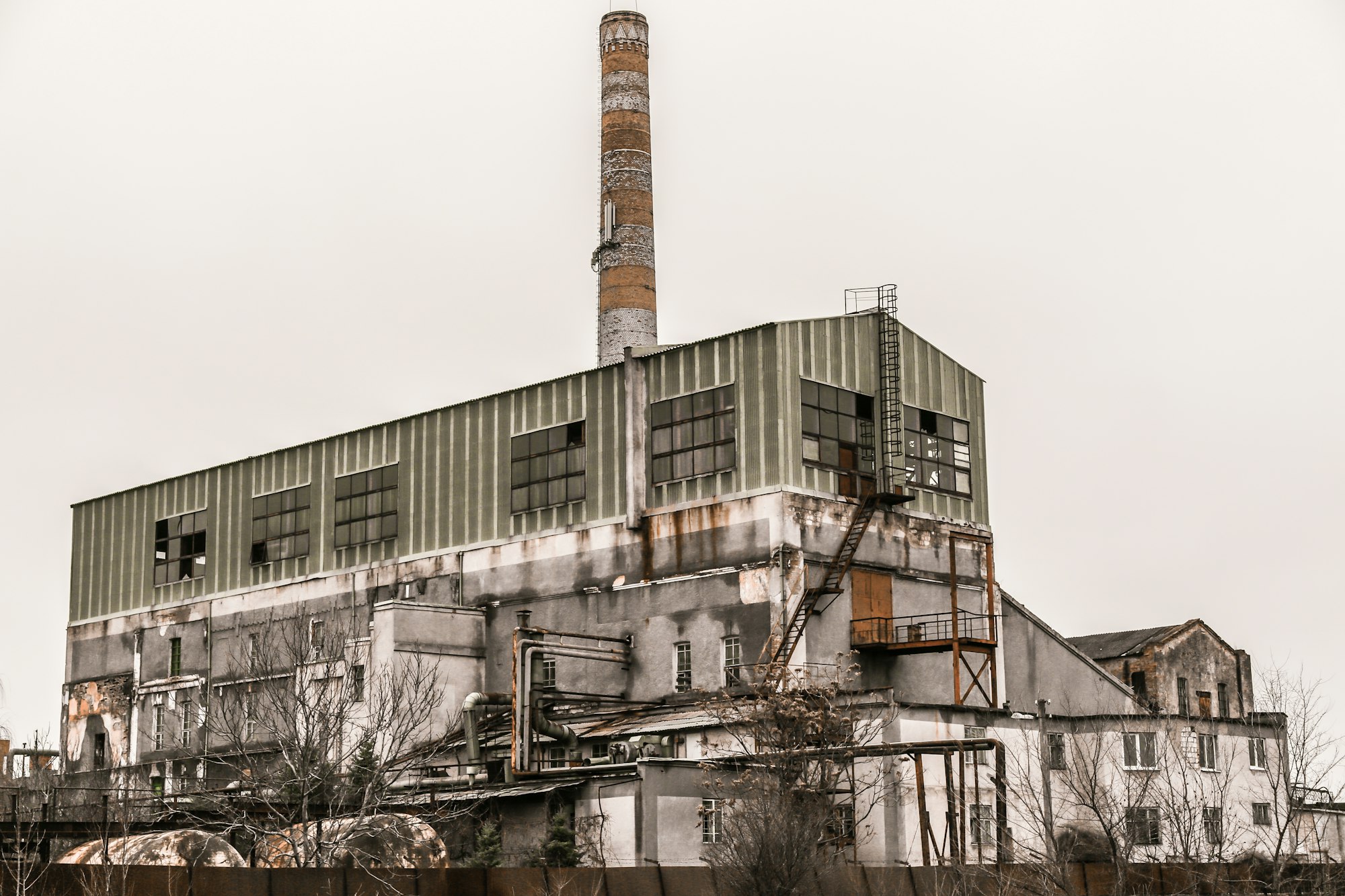 Производственный корпус с дымовой трубой